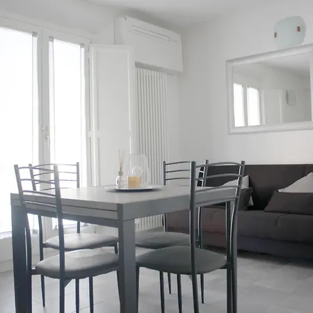 Sky Loft Airport - Modern Apt 1st Floor