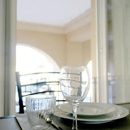 Sky Loft Airport - Modern Apt 1st Floor Apartment