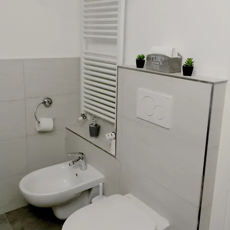 Sky Loft Airport - Modern Apt 1st Floor Apartment Bologna