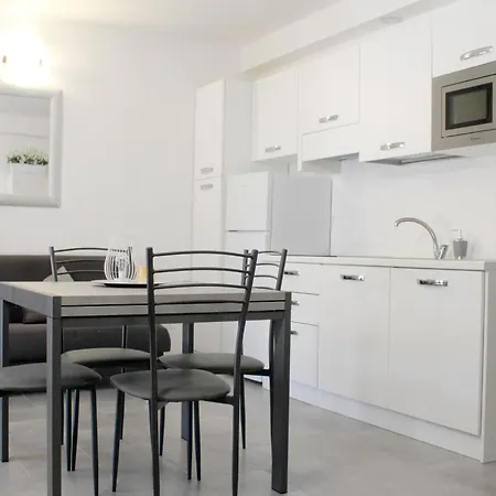 Sky Loft Airport - Modern Apt 1st Floor Apartment Bologna
